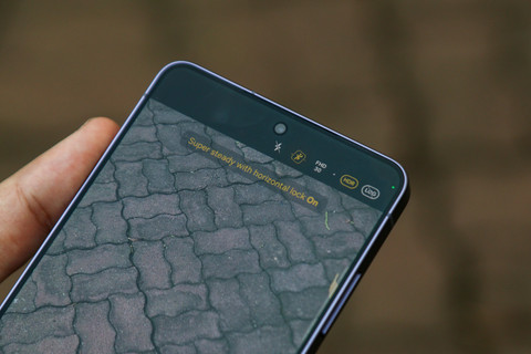 Mengaktifkan fitur Horizontal Lock di Galaxy S26 Ultra. Foto: Syawal Darisman/kumparan