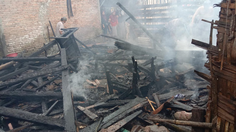 Kebakaran terjadi di Desa Balongmulyo, Kecamatan Kragan, Kabupaten Rembang pada Jumat (12/6/2026).
Foto: Dok. BPBD Rembang