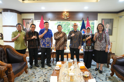 Gelar nobar Piala Dunia 2026, Mendagri Tito optimistis kegiatan ini dapat meningkatkan pendapatan UMKM dengan tetap menjaga ketertiban, Jumat (12/6/2026). Foto: Kemendagri RI