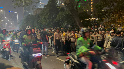 Jalan Jenderal Sudirman arah Bundaran HI sudah mulai dibuka dan dilalui kendaraan usai demo mahasiswa, Jumat (12/6/2026). Foto: Nasywa Athifah/kumparan