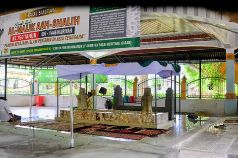Batu nisan Sultan Malikussaleh bukan sekadar penanda masa lalu, melainkan pengingat bahwa kejayaan sebuah peradaban dibangun melalui ilmu, akhlak, keterbukaan, dan hubungan dengan dunia. Dokumentasi pribadi.