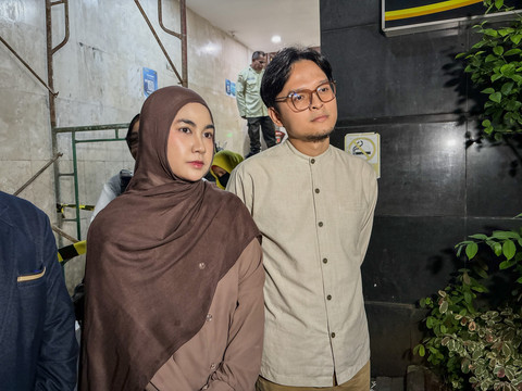 Artis Anisa Rahma dan suami usai diperiksa terkait kasus Hanania Travel di Polda Metro Jaya.
 Foto: Aprilandika Pratama/kumparan
