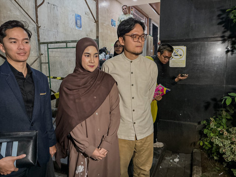 Artis Anisa Rahma dan suami usai diperiksa terkait kasus Hanania Travel di Polda Metro Jaya.
 Foto: Aprilandika Pratama/kumparan