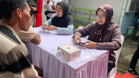 Warga Kelurahan Pakis, Kota Surabaya, saat uji coba sistem Perlindungan Sosial (Perlinsos) di Kantor Kelurahan Pakis, Surabaya, Jumat (12/6/2026). Foto: Farusma Okta Verdian/kumparan