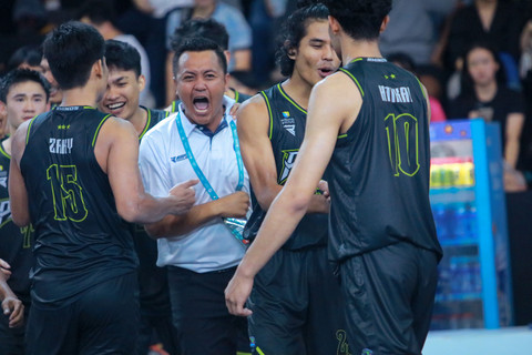 Zulfahrizal (tengah) merayakan kemenangan timnya atas UPH di laga final four Campus League The Nationals, di Basketball Court UPH, Jumat (12/6). Foto: Agri Aulian Perdana/kumparan