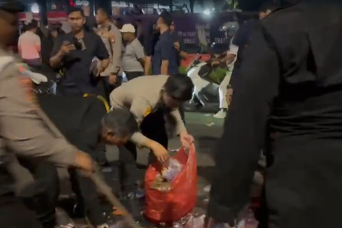 Wakapolda bersama para pejabat utama dan personel tampak memungut botol plastik, kardus, serta sampah yang berserakan di area jalan usai Demo Mahasiswa. Foto: Dok. Istimewa