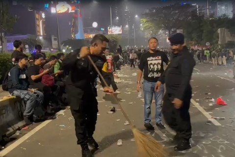 Wakapolda bersama para pejabat utama dan personel tampak memungut botol plastik, kardus, serta sampah yang berserakan di area jalan usai Demo Mahasiswa. Foto: Dok. Istimewa