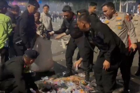 Wakapolda bersama para pejabat utama dan personel tampak memungut botol plastik, kardus, serta sampah yang berserakan di area jalan usai Demo Mahasiswa. Foto: Dok. Istimewa