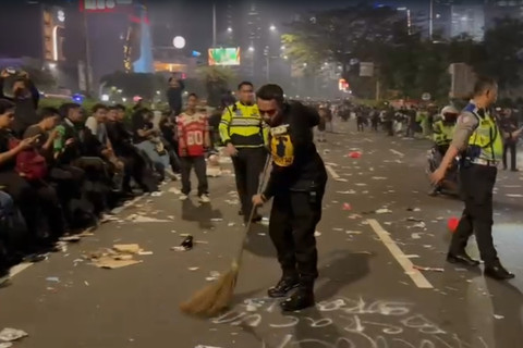 Wakapolda bersama para pejabat utama dan personel tampak memungut botol plastik, kardus, serta sampah yang berserakan di area jalan usai Demo Mahasiswa. Foto: Dok. Istimewa