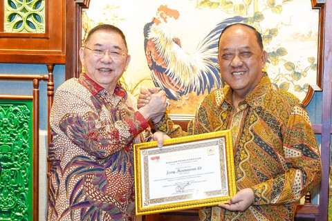 KONI beri penghargaan kepada Founder JHL Group, Jerry Hermawan Lo. Foto: Dok. Istimewa