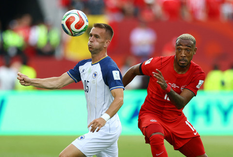 Pemain Bosnia dan Herzegovina, Amar Memic, beraksi berebut bola dengan pemain Kanada, Derek Cornelius, dalam pertandingan Grup B Piala Dunia FIFA 2026 di Toronto Stadium, Toronto, Kanada, Jumat (12/6/2026). Foto: Claudia Greco/REUTERS