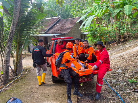 Seorang kakek bernama Mbah Kliwon (80 tahun) warga Girisuko, Kapanewon Panggang, Kabupaten Gunungkidul hilang di kawasan Hutan Sanglor 1 berhasil ditemukan SAR Gabungan, Sabtu (13/6/2026). Foto: Dok. Basarnas Yogyakarta
