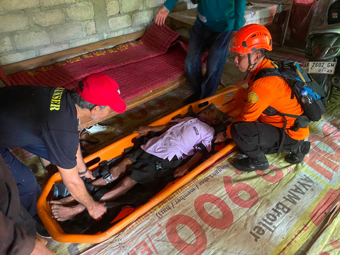 Seorang kakek bernama Mbah Kliwon (80 tahun) warga Girisuko, Kapanewon Panggang, Kabupaten Gunungkidul hilang di kawasan Hutan Sanglor 1 berhasil ditemukan SAR Gabungan, Sabtu (13/6/2026). Foto: Dok. Basarnas Yogyakarta
