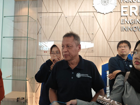 Koordinator Tim PKPE Fakultas Teknik UGM, Alva Edy Tontowi, menyampaikan kesimpulan tak ada gas alam dalam kasus kebakaran misterius yang terjadi 125 kali di sebuah rumah di Margomulyo, Kapanewon Seyegan, Kabupaten Sleman. Foto: Arfiansyah Panji/kumparan