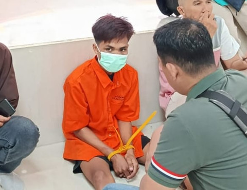 Sandino alias Dino (SD/18 tahun) dari Kabupaten Ogan Ilir, ditangkap polisi usai melakukan pembunuhan berencana terhadap wanita bernama Yusnani (29 tahun). Foto: Dok. Istimewa
