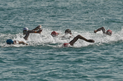 Sejumlah perenang memacu kecepatan saat mengikuti Asian Open Water Swimming (OWS) Championship 2026 nomor 5 kilometer putra di Jimbaran, Badung, Bali, Sabtu (13/6/2026).  Foto: Fikri Yusuf/ANTARA FOTO