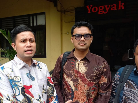 Hakim bernama Rafid Ihsan Lubis (tengah) memenuhi panggilan Polresta Yogyakarta, Sabtu (13/6/2026). Foto: Dok. Istimewa