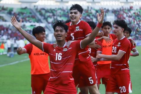 Timnas Indonesia U-19 Muhammad Al Gazani Dwi Sugandi (kedua kiri) bersama rekannya berselebrasi usai mencetak gol ke gawang Timnas Kamboja pada pertandingan Piala AFF U-19 2026 di Stadion Utama Sumatera Utara, Kabupaten Deli Serdang, Sabtu (13/6). Foto: Yudi Manar/ ANTARA FOTO