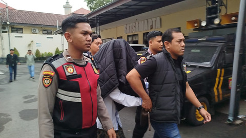 Terduga pelaku pelecehan santri yang diamankan oleh anggota Yakuza Manages di Malang Foto: kumparan
