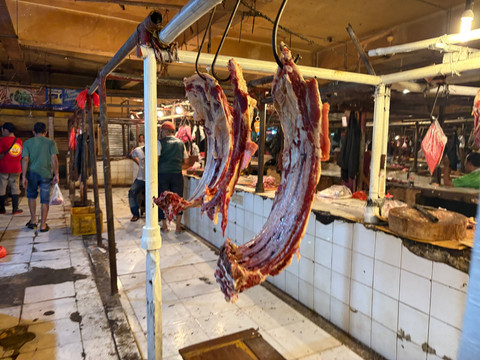 Daging sapi yang dijajakan di Pasar Klender SS, Minggu (14/6/2026). Foto: Widya/kumparan