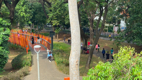Sejumlah warga berjalan menikmati suasana akhir pekan di Tebet Eco Park, Jakarta Selatan, Minggu (14/6/2026). Foto: Nauval Pratama/kumparan