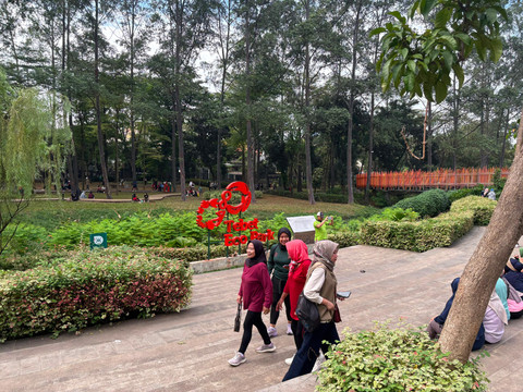 Sejumlah warga menikmati suasana akhir pekan di Tebet Eco Park, Jakarta Selatan, Minggu (14/6/2026). Foto: Nauval Pratama/kumparan