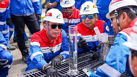Komisaris Utama Pertamina, Mochamad Iriawan, (kiri) saat meninjau kualitas bahan bakar avtur di Aviation Fuel Terminal (AFT) Ngurah Rai, Bali pada Sabtu (13/6). Foto: Dok. Pertamina