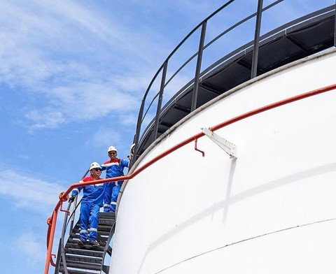 Komisaris Utama Pertamina, Mochamad Iriawan, (kiri) saat meninjau Aviation Fuel Terminal (AFT) Ngurah Rai sebagai salah satu fasilitas penopang utama pasokan energi penerbangan di Bali pada Sabtu (13/6). Foto: Dok. Pertamina