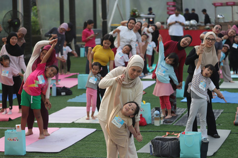 Yoga bersama anak di kumparanMOM Playdate. Foto: kumparan.