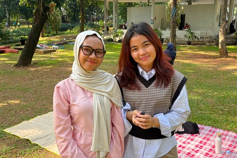 Ifah dan Sabila, warga yang berakhir pekan di Tebet Eco Park, Jakarta Selatan, Minggu (15/6/2026). Foto: Nauval Pratama/kumparan