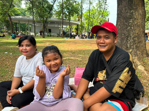 Sahrul (38) dan keluarga, warga yang berakhir pekan di Tebet Eco Park, Jakarta Selatan, Minggu (15/6/2026). Foto: Nauval Pratama/kumparan