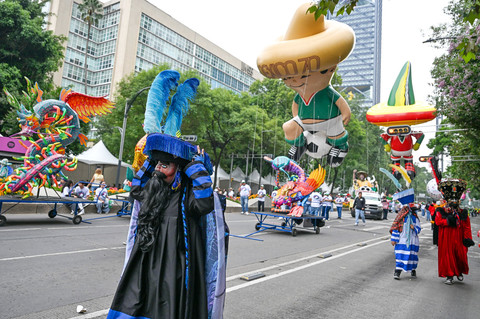 Peserta berkostum karakter tradisional Meksiko, Chinelo mengikuti Gran Desfile Mundialista atau Parade Akbar Piala Dunia 2026 di Paseo de la Reforma, Mexico City, Meksiko, Sabtu (13/6/2026) waktu setempat. Foto: Aditya Pradana Putra/ANTARA FOTO