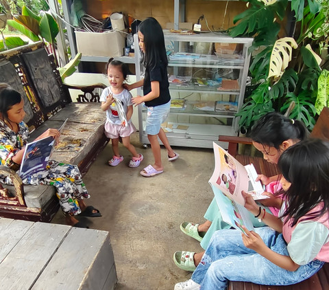 Ketika layar menawarkan informasi instan, buku mengajarkan anak berpikir kritis, sabar, dan memahami makna di balik setiap pengetahuan.Foto dokumen pribadi.