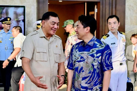 Menteri Pertahanan Republik Indonesia (Menhan RI), Sjafrie Sjamsoeddin (kiri) berbincang dengan Menteri Pertahanan Jepang, H.E. Koizumi Shinjiro (kanan). Foto: Dok. Kemhan RI