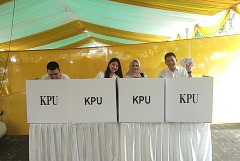 Pemilih di bilik suara pemilu. Foto: Dokumen pribadi.