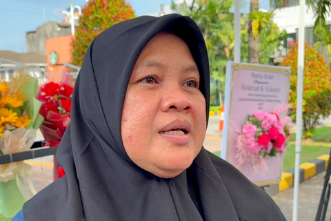 Hikmah (50), penjual bunga saat ditemui di Kampus Binus Anggrek, Jakarta Barat, Minggu (14/6/2026). Foto: Nauval Pratama/kumparan