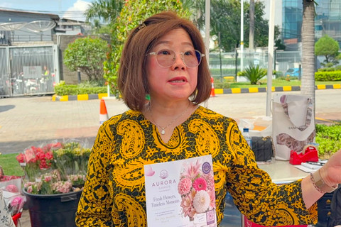 Merry, penjual bunga saat ditemui di Kampus Binus Anggrek, Jakarta Barat, Minggu (14/6/2026). Foto: Nauval Pratama/kumparan