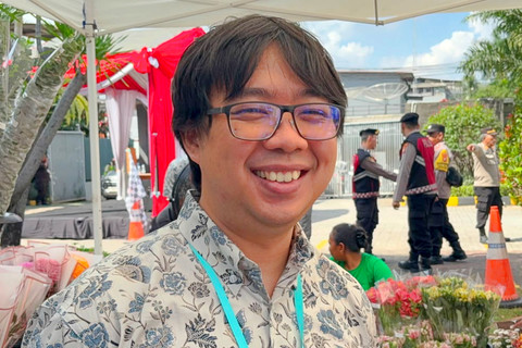 Adrian, penjual bunga saat ditemui di Kampus Binus Anggrek, Jakarta Barat, Minggu (14/6/2026). Foto: Nauval Pratama/kumparan