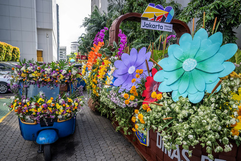 Peserta bersiap mengikuti parade mobil hias bunga pada Jakarta International Flower Festival (JIFF) 2026 di Kemanggisan, Jakarta, Minggu (14/6/2026).  Foto: Bayu Pratama S/ANTARA FOTO