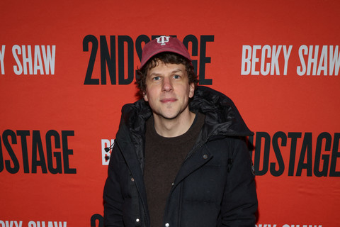Jesse Eisenberg menghadiri Malam Pembukaan "Becky Shaw" di Hayes Theater, New York, pada 6 April 2026. Foto: Manny Carabel/Getty Images/AFP