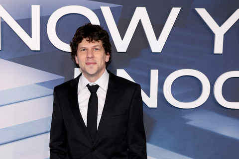 Jesse Eisenberg menghadiri pemutaran perdana film Lionsgate "Now You See Me: Now You Don't" di New York, pada 10 November 2025. Foto: Dimitrios Kambouris/Getty Images/AFP
