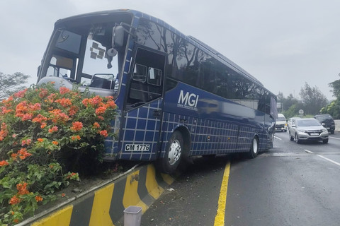 Kecelakaan di Tol Cipularang KM 100.700, Sabtu (13/6/2026). Foto: Kainduk PJR Tol Cipularang