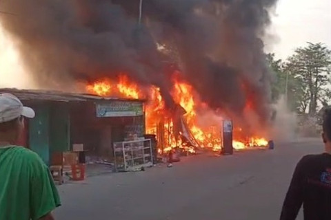 Kebakaran melanda kios yang berada Kampung Lio, Kota Depok dekat Stasiun Depok pada Minggu (14/6/2026). Foto: Dok. Istimewa