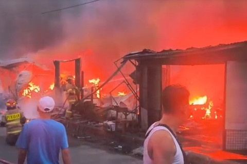Kebakaran melanda kios yang berada Kampung Lio, Kota Depok dekat Stasiun Depok pada Minggu (14/6/2026). Foto: Dok. Istimewa