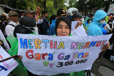 Guru honorer. Foto: ANTARA FOTO/Dedhez Anggara