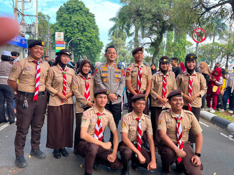 Kawasan Car Free Day (CFD) Jalan Tegar Beriman, Cibinong, mendadak berubah menjadi lautan manusia yang penuh energi, Minggu (14/06/2026). Foto: Polres Bogor
