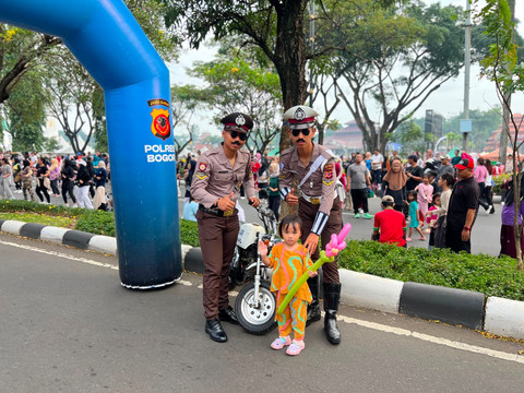 Kawasan Car Free Day (CFD) Jalan Tegar Beriman, Cibinong, mendadak berubah menjadi lautan manusia yang penuh energi, Minggu (14/06/2026). Foto: Polres Bogor