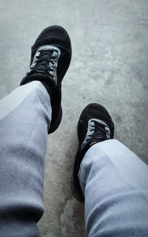 Ilustrasi di mana sepatu tidak pernah melangkah secara bersamaan. Foto: Pexels
