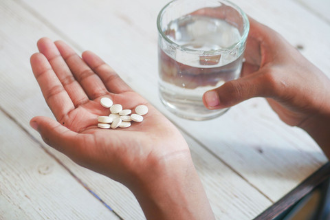 Ilustrasi air putih dan obat. Sumber: https://www.pexels.com/id-id/
