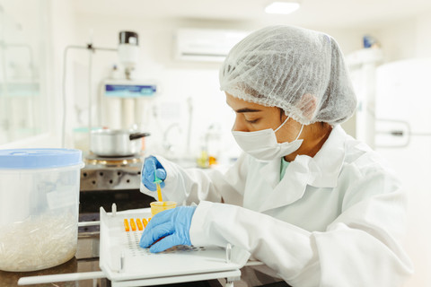 Ilustrasi pembuatan obat secara konvensional. Foto: Pexels